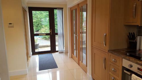 Birchgrove Holiday Apartment--- Free Wifi--