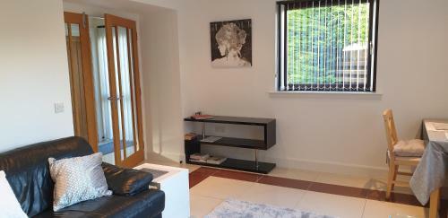 Birchgrove Holiday Apartment--- Free Wifi--