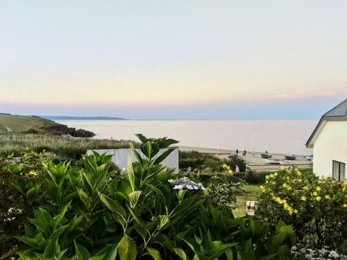 Apartamento Beach Front Coastal Retreat With Sea Views