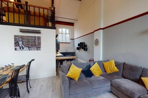 Hu1 Boutique City Apartment- Sleeps 6