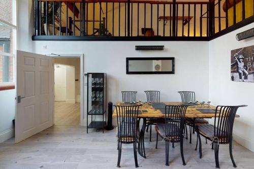 Hu1 Boutique City Apartment- Sleeps 6