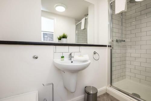 Large Modern Apartment - 3 Bedrooms 3 Bathrooms - Netflix - Central