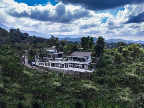 Rustic Art Deco Boutique Villa With Stunning Views By Wanderlust