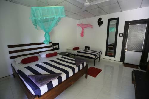 Eco Hotel Black & White - Anuradhapura