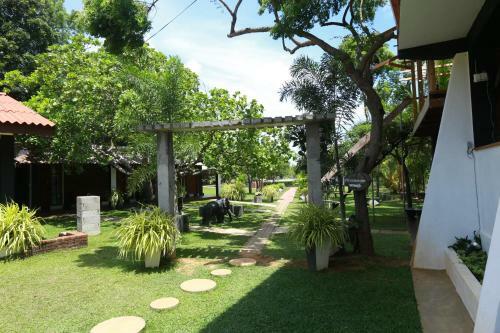 Eco Hotel Black & White - Anuradhapura