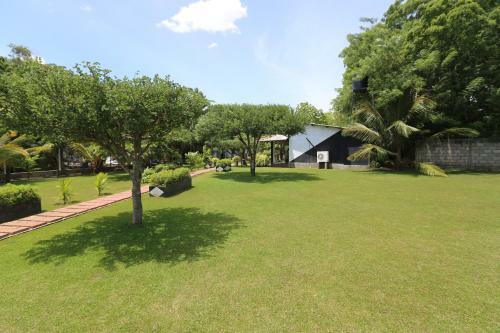 Eco Hotel Black & White - Anuradhapura