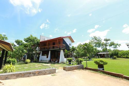 Eco Hotel Black & White - Anuradhapura
