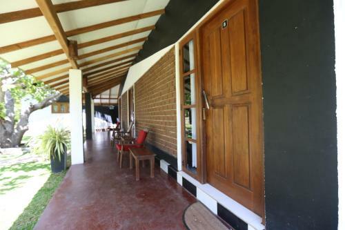 Eco Hotel Black & White - Anuradhapura