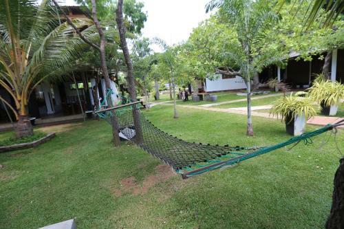 Eco Hotel Black & White - Anuradhapura