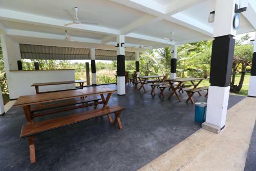 Eco Hotel Black & White - Anuradhapura