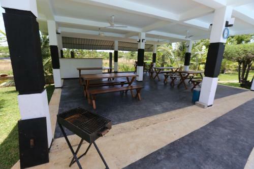 Eco Hotel Black & White - Anuradhapura