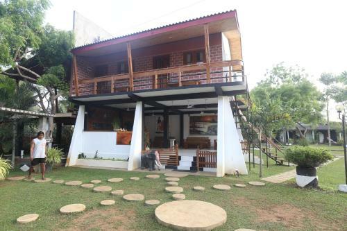 Eco Hotel Black & White - Anuradhapura