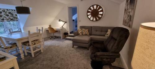 Modern And Spacious 2 Bedroom Apartment With Free Parking