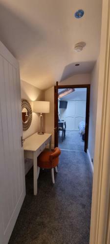 Modern And Spacious 2 Bedroom Apartment With Free Parking