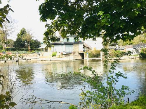 Aston Henry James Double Room At Riverside Location