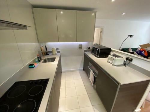 Maidenhead Stylish And Modern 2 Bedroom Apartment