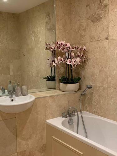 Cheerful 2-bed Cottage With 2 Free Parking Leeds