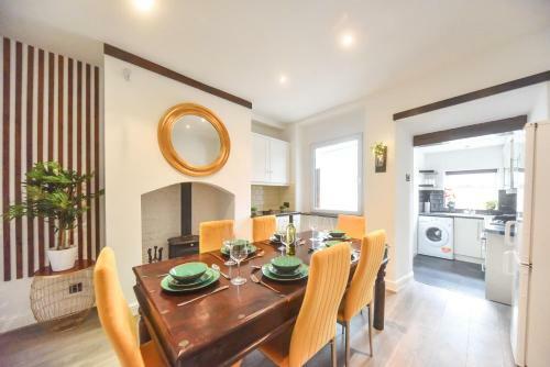 Castle View Cottage, A Charming Three-bedroom Cottage Matlock