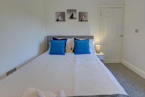 Mbiz House - Newly Refurbed, Sleeps 9, En-suite
