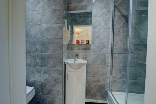 Mbiz House - Newly Refurbed, Sleeps 9, En-suite