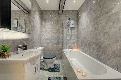 Mbiz House - Newly Refurbed, Sleeps 9, En-suite