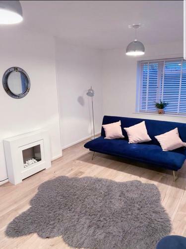 Stylish 3 Bed House + Free Parking + Great Location