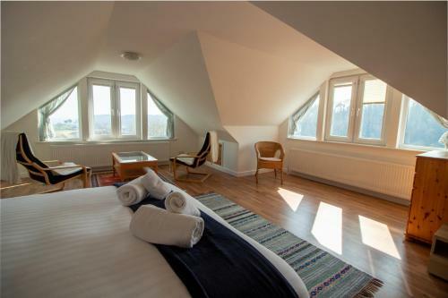 Spacious Home - Sea & Steam Train Views + Garden