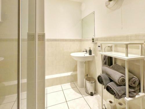 Central Spacious & Stylish Apartment With Free Parking