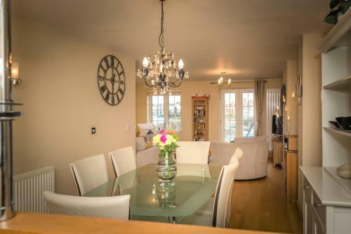 Silver Strand - Modern 3-bed With Water Views & 3 Bathrooms!