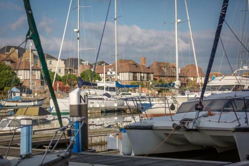 Silver Strand - Modern 3-bed With Water Views & 3 Bathrooms!