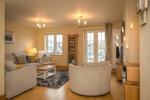 Silver Strand - Modern 3-bed With Water Views & 3 Bathrooms!