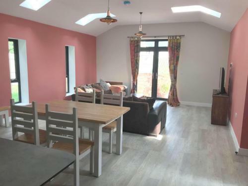 Delightful Detached Cottage In Village Centre