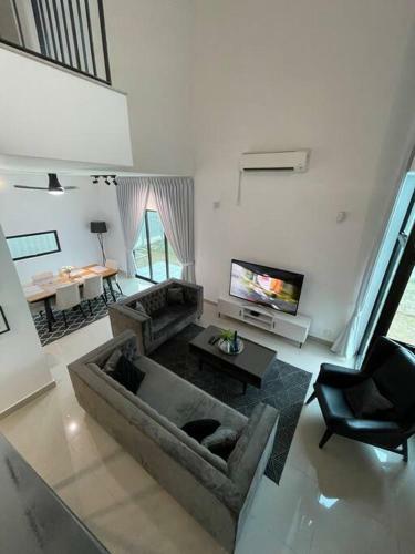 Five Bedrooms Residential Home With Free Wifi
