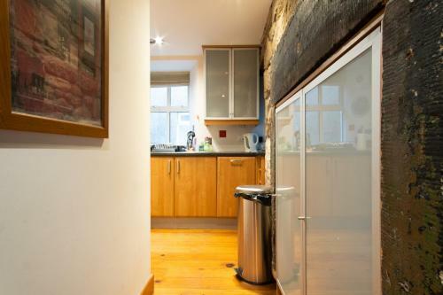 Apartamento Characterful Semi-detached House; Enviably Located