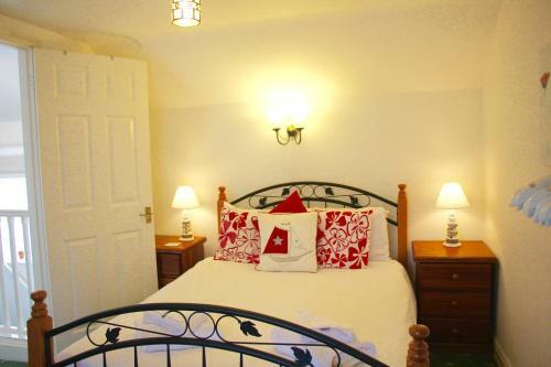 Romantic Flint Cottage On The Suffolk Coast