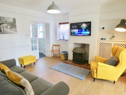 Lyndale House - Exclusive Use, Self Catering, Fpventures Stroud