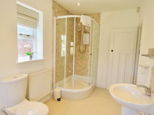 Lyndale House - Exclusive Use, Self Catering, Fpventures Stroud