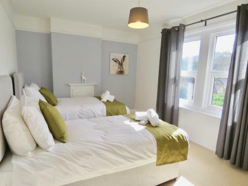 Lyndale House - Exclusive Use, Self Catering, Fpventures Stroud
