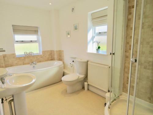 Lyndale House - Exclusive Use, Self Catering, Fpventures Stroud