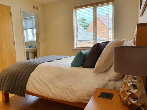 Fantastic 2 Bed Apartment W/pkg, Southwich Hse, Swindon
