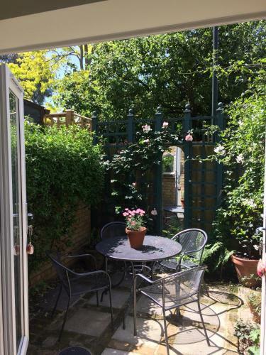 Bed & Breakfast Old Station Gardens, Sw London
