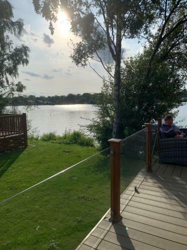 Lakeside Lodge With Hot Tub