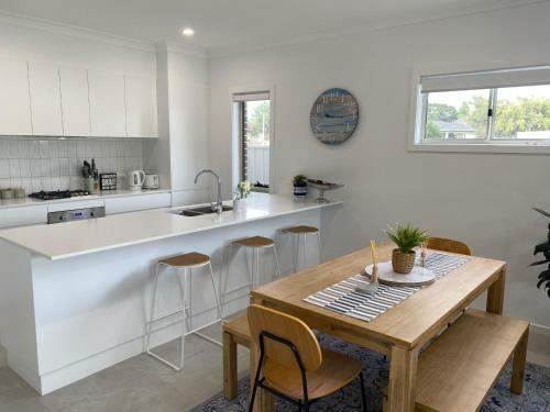 Paradise Palm Retreat - Lake Illawarra