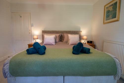 St. Vincent Cottage- Cosy With Church Views