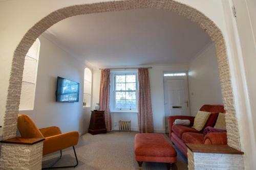 St. Vincent Cottage- Cosy With Church Views