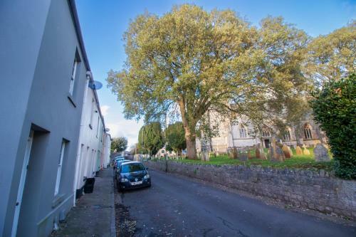 St. Vincent Cottage- Cosy With Church Views