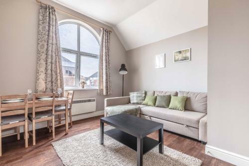Cosy Central Windsor Apartment & Free Parking!