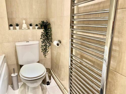 Entire Central Windsor Apartment With Free Parking!
