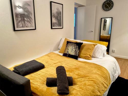 Entire Central Windsor Apartment With Free Parking!