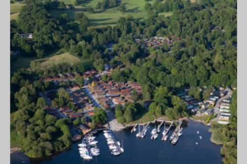 Mistletoe One Luxury Lodge With Hot Tub Windermere